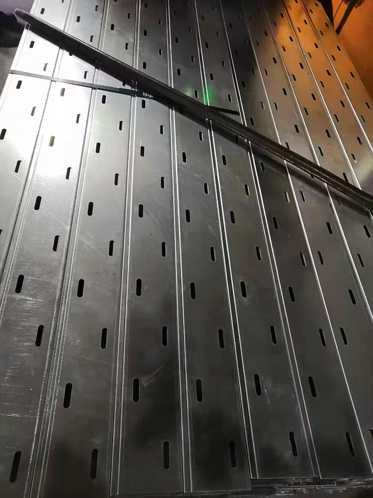 如何避免安裝托盤(pán)式橋架的過(guò)程中出現(xiàn)人員問(wèn)題