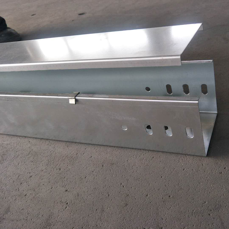 鋼制槽式橋架在惡劣環(huán)境下艱難度日